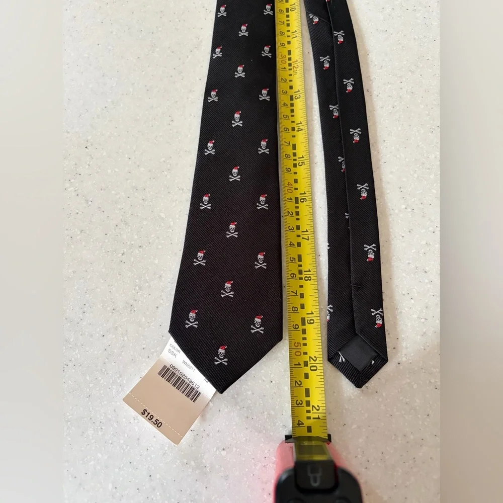NWT Crewcuts Silk Black & Red Skull Crossbones Santa Christmas Tie. Sz. 42.